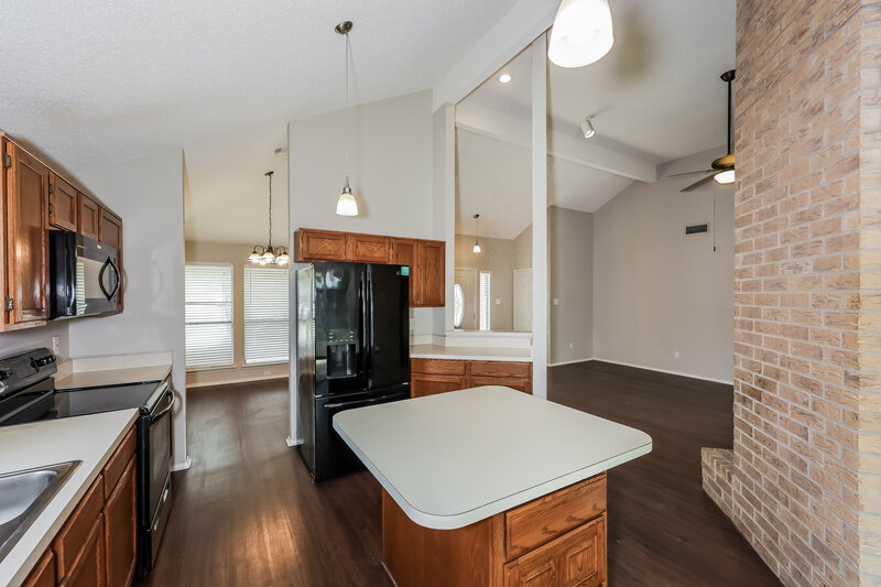 2,080/Mo, 6428 Peggy Dr Fort Worth, TX 76133 Kitchen View 2