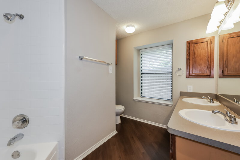 2,080/Mo, 6428 Peggy Dr Fort Worth, TX 76133 Main Bathroom View