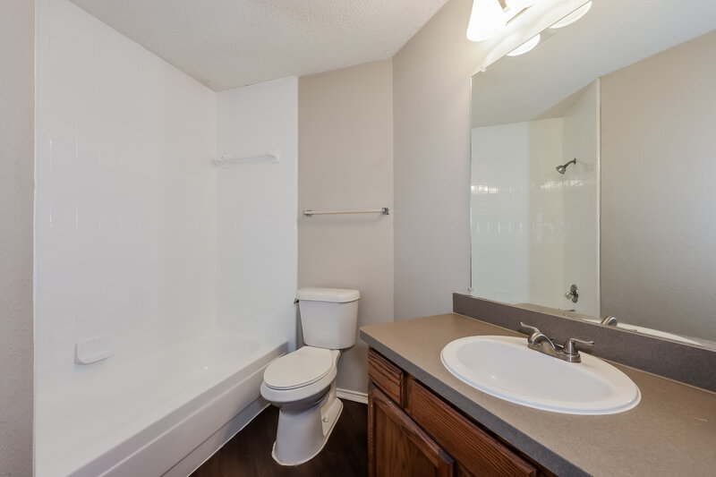 2,080/Mo, 6428 Peggy Dr Fort Worth, TX 76133 Bathroom View