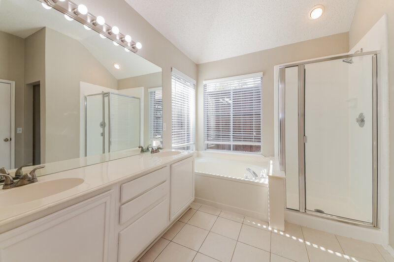 2,180/Mo, 742 River Oak Way Lake Dallas, TX 75065 Main Bathroom View