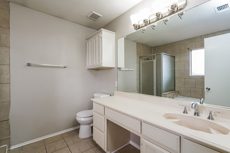 2,030/Mo, 216 Edson Ave Crowley, TX 76036 Main Bathroom View
