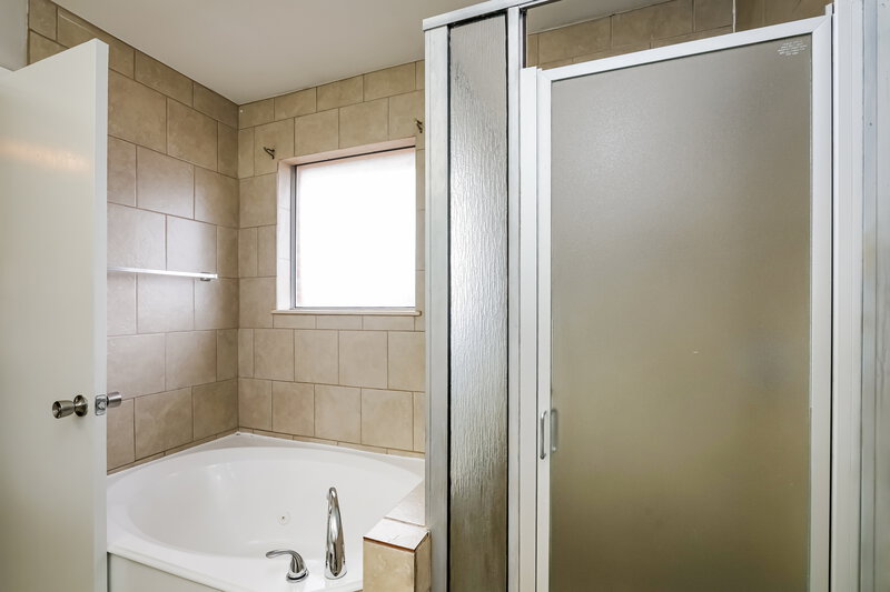 2,030/Mo, 216 Edson Ave Crowley, TX 76036 Main Bathroom View 2