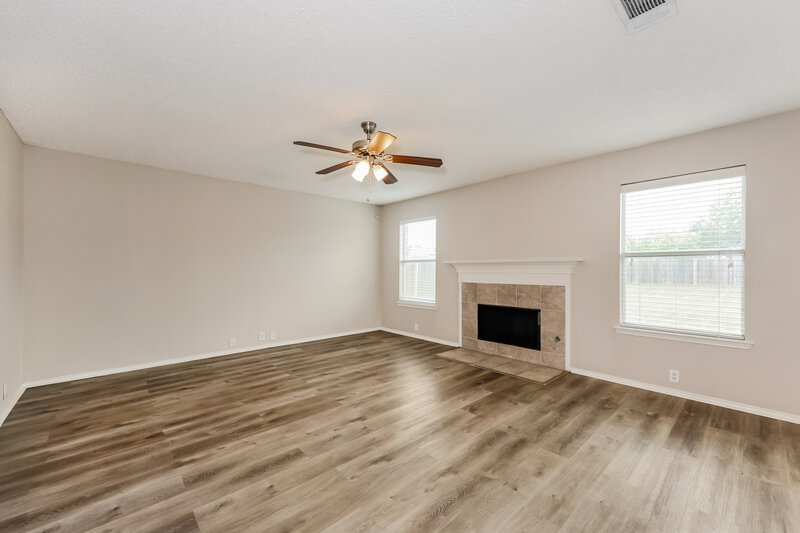 3,430/Mo, 819 Creekside Dr Glenn Heights, TX 75154 Living Room View 4