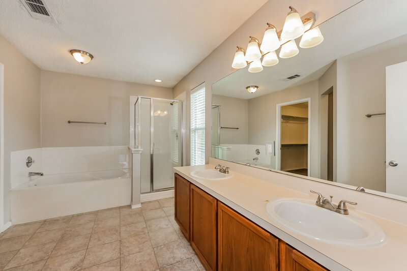 3,430/Mo, 819 Creekside Dr Glenn Heights, TX 75154 Main Bathroom View