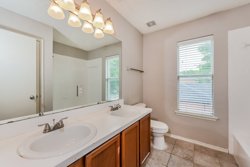 3,430/Mo, 819 Creekside Dr Glenn Heights, TX 75154 Bathroom View