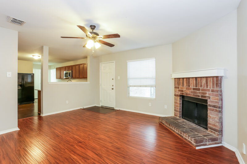 2,190/Mo, 1054 Graystone Dr Lancaster, TX 75134 Living Room View
