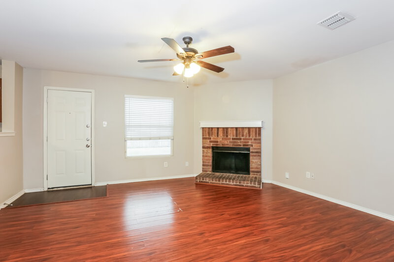 2,190/Mo, 1054 Graystone Dr Lancaster, TX 75134 Living Room View 2