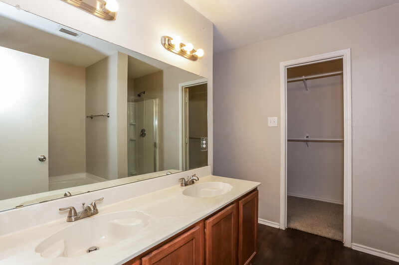 2,190/Mo, 1054 Graystone Dr Lancaster, TX 75134 Main Bathroom View
