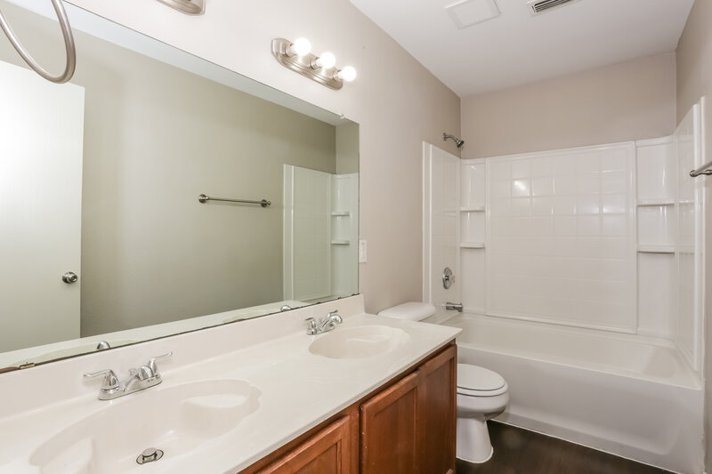 2,190/Mo, 1054 Graystone Dr Lancaster, TX 75134 Bathroom View