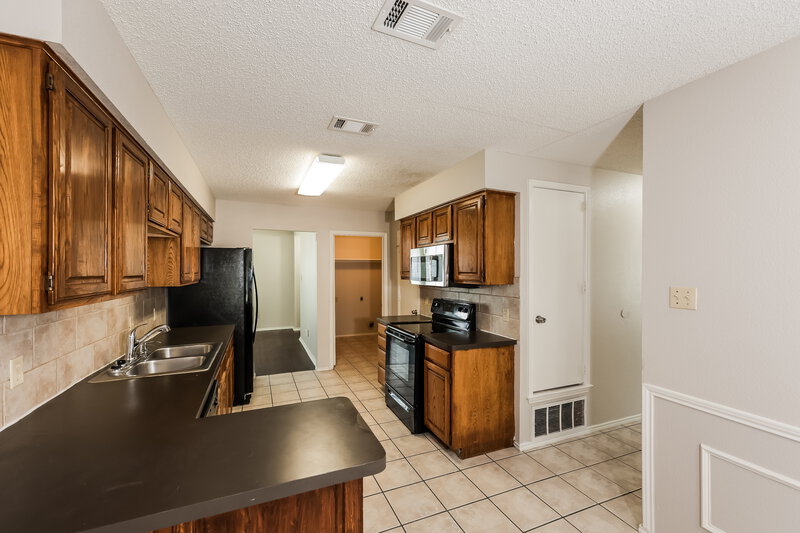 2,345/Mo, 1719 Oxford Dr Mansfield, TX 76063 Kitchen View 3