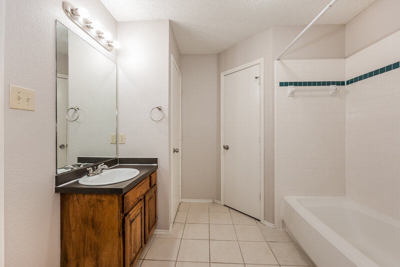 2,345/Mo, 1719 Oxford Dr Mansfield, TX 76063 Main Bathroom View