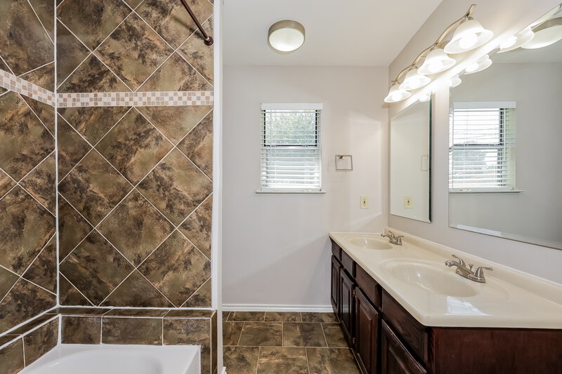 1,785/Mo, 1224 Nicole Way Burleson, TX 76028 Main Bathroom View