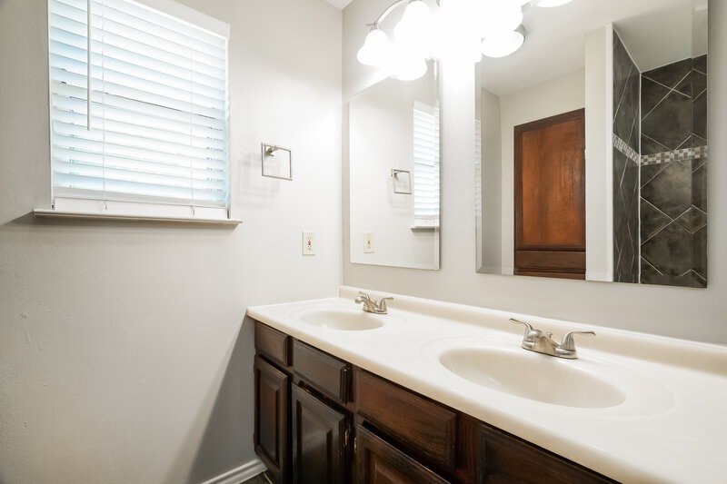 1,705/Mo, 1224 Nicole Way Burleson, TX 76028 Main Bathroom View