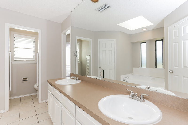 1,835/Mo, 7933 Clear Brook Cir Fort Worth, TX 76123 Main Bathroom View 2