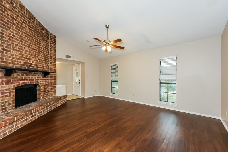 2,540/Mo, 1385 Southridge Dr Lancaster, TX 75146 Living Room View 2