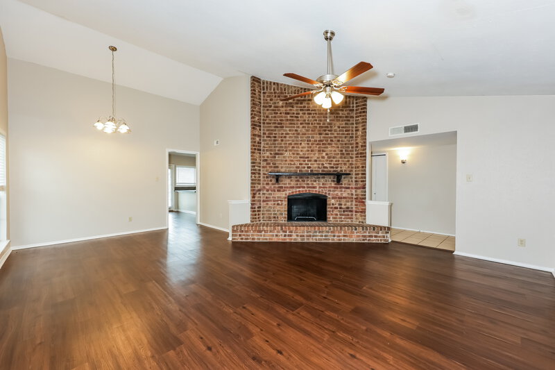 2,540/Mo, 1385 Southridge Dr Lancaster, TX 75146 Living Room View 3