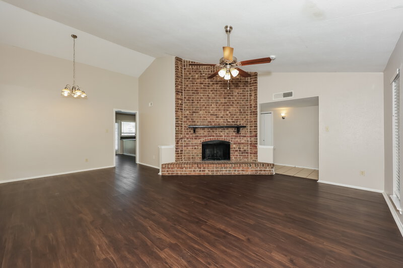 1,960/Mo, 1385 Southridge Dr Lancaster, TX 75146 Living Room View 3