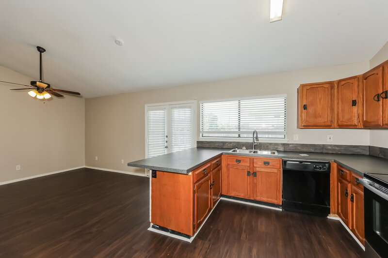 1,960/Mo, 1385 Southridge Dr Lancaster, TX 75146 Kitchen View 2