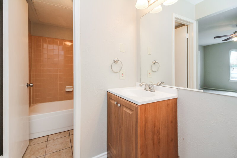 1,740/Mo, 1385 Southridge Dr Lancaster, TX 75146 Master Bathroom View