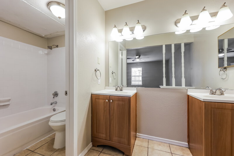 2,540/Mo, 1385 Southridge Dr Lancaster, TX 75146 Main Bathroom View