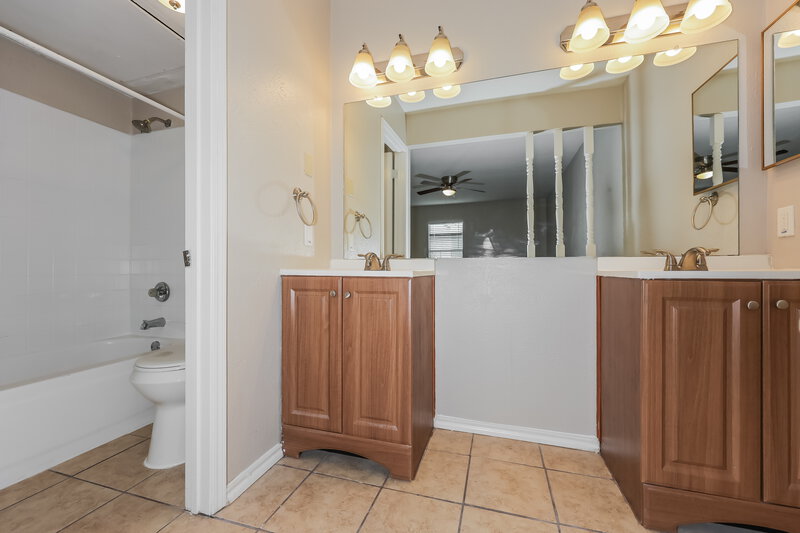 1,960/Mo, 1385 Southridge Dr Lancaster, TX 75146 Main Bathroom View