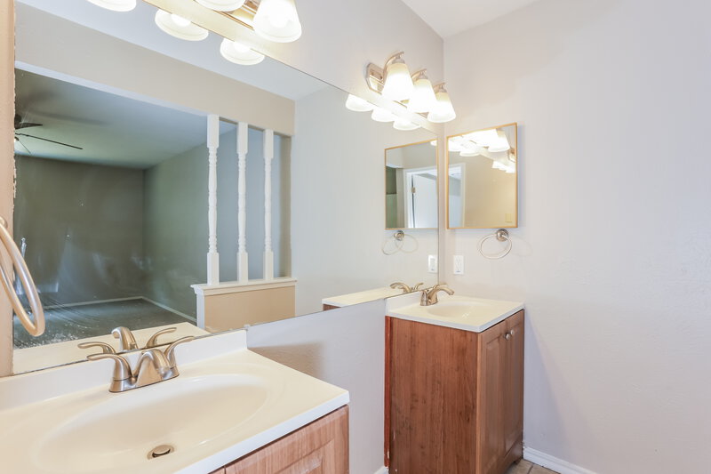 2,055/Mo, 1385 Southridge Dr Lancaster, TX 75146 Main Bathroom View