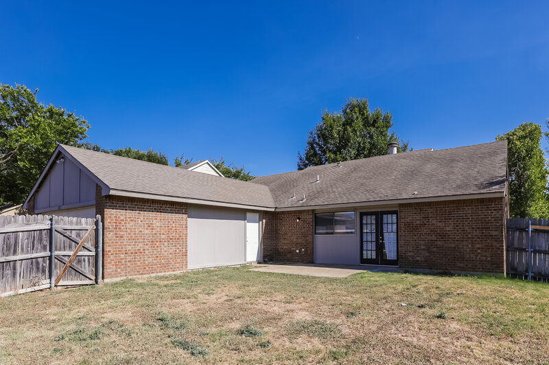 1,960/Mo, 1385 Southridge Dr Lancaster, TX 75146 Rear View