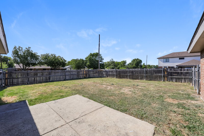 1,960/Mo, 1385 Southridge Dr Lancaster, TX 75146 Backyard View
