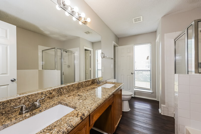 2,265/Mo, 1824 Island View Dr Mesquite, TX 75149 Main Bathroom View