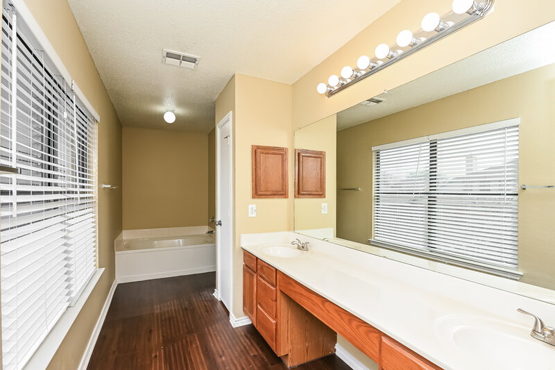 2,445/Mo, 5216 Dillon Cir Haltom City, TX 76137 Main Bathroom View