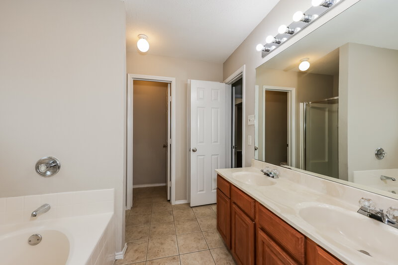 2,105/Mo, 125 Adams Dr Crowley, TX 76036 Main Bathroom View