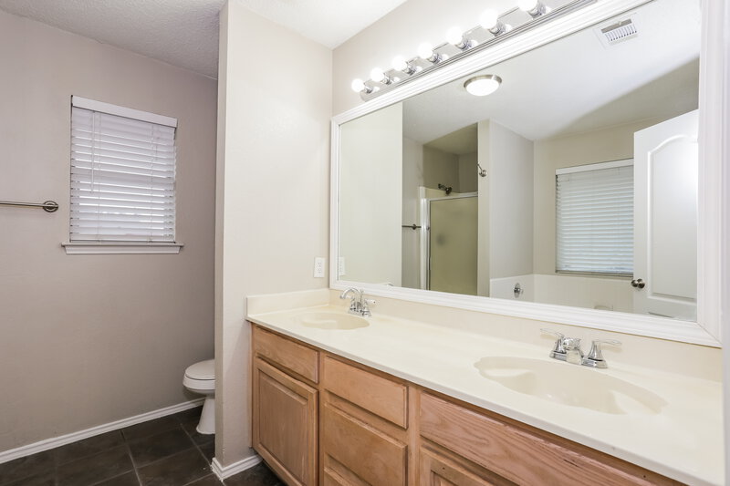 1,870/Mo, 704 Stonebrooke Dr Burleson, TX 76028 Main Bathroom View