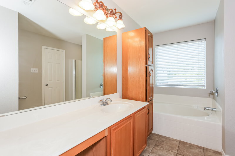 2,425/Mo, 768 Chalk Knoll Rd Fort Worth, TX 76108 Main Bathroom View