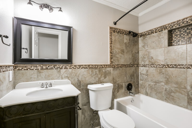 1,995/Mo, 7212 Elderberry Ln Dallas, TX 75249 Bathroom View