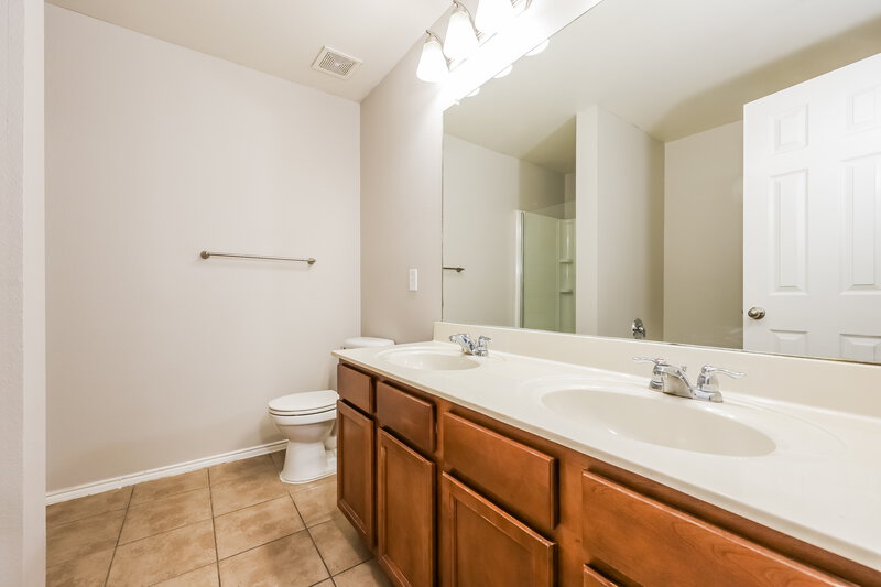 2,275/Mo, 2501 Mill Springs Pass Fort Worth, TX 76123 Main Bathroom View