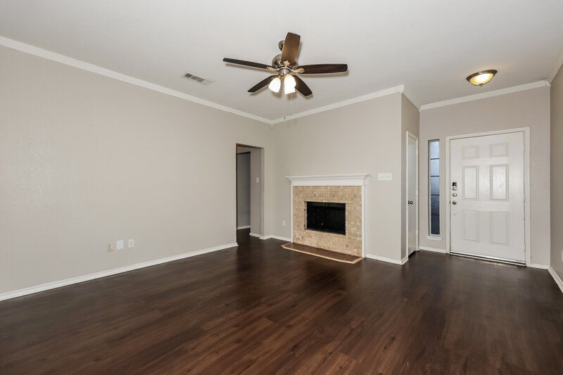 1,930/Mo, 916 Buffalo Springs Dr Fort Worth, TX 76140 Living Room View