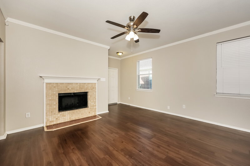 1,930/Mo, 916 Buffalo Springs Dr Fort Worth, TX 76140 Living Room View 3