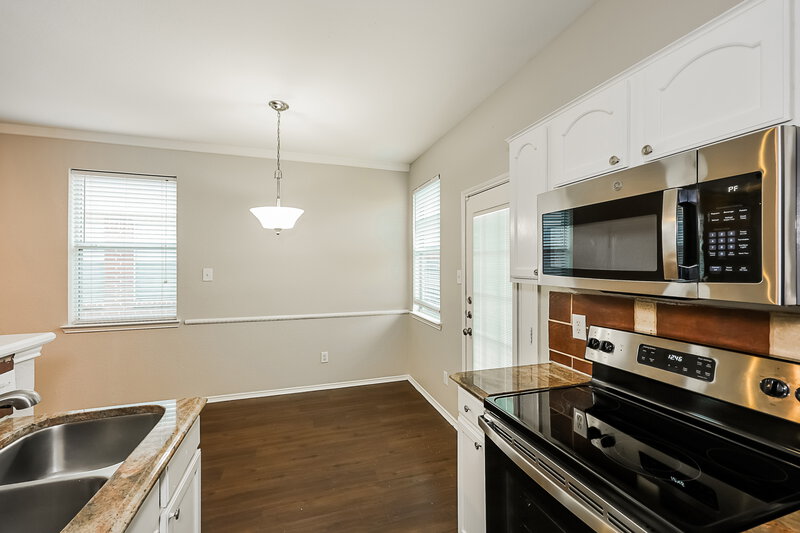 1,860/Mo, 916 Buffalo Springs Dr Fort Worth, TX 76140 Kitchen View
