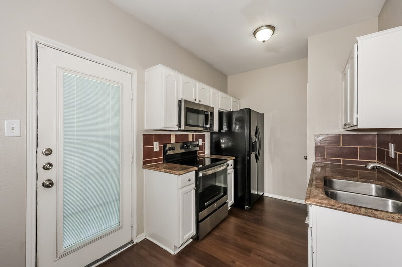 1,930/Mo, 916 Buffalo Springs Dr Fort Worth, TX 76140 Kitchen View