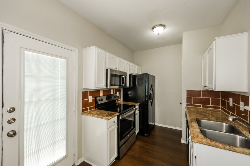 1,860/Mo, 916 Buffalo Springs Dr Fort Worth, TX 76140 Kitchen View 2