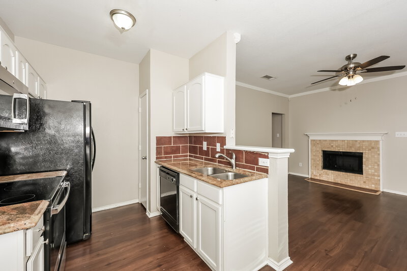 1,930/Mo, 916 Buffalo Springs Dr Fort Worth, TX 76140 Kitchen View 2
