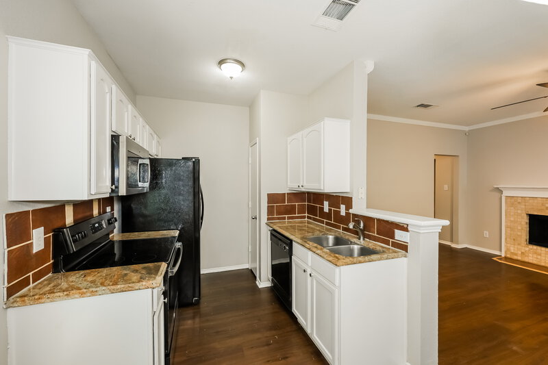 1,860/Mo, 916 Buffalo Springs Dr Fort Worth, TX 76140 Kitchen View 3