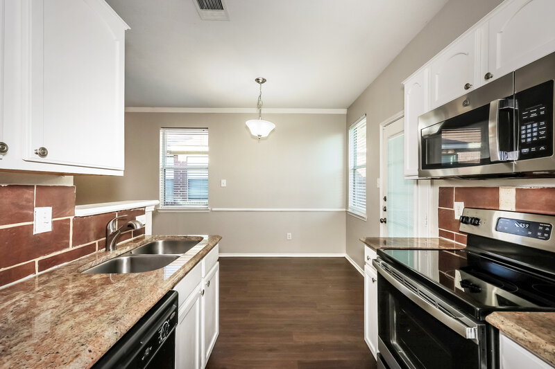 1,930/Mo, 916 Buffalo Springs Dr Fort Worth, TX 76140 Kitchen View 3