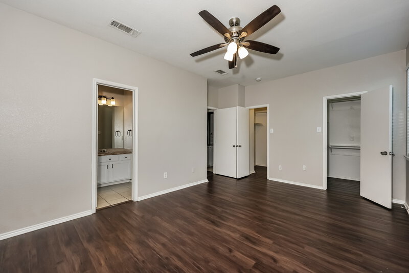 1,930/Mo, 916 Buffalo Springs Dr Fort Worth, TX 76140 Main Bedroom View 2