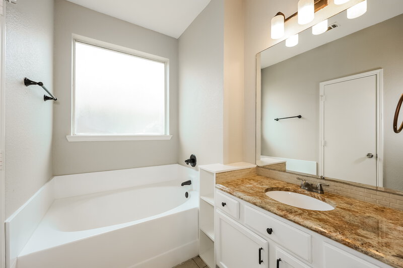 1,860/Mo, 916 Buffalo Springs Dr Fort Worth, TX 76140 Main Bathroom View