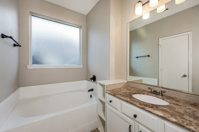 1,930/Mo, 916 Buffalo Springs Dr Fort Worth, TX 76140 Main Bathroom View