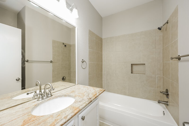 1,860/Mo, 916 Buffalo Springs Dr Fort Worth, TX 76140 Bathroom View