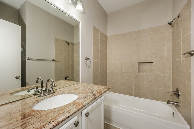1,930/Mo, 916 Buffalo Springs Dr Fort Worth, TX 76140 Bathroom View