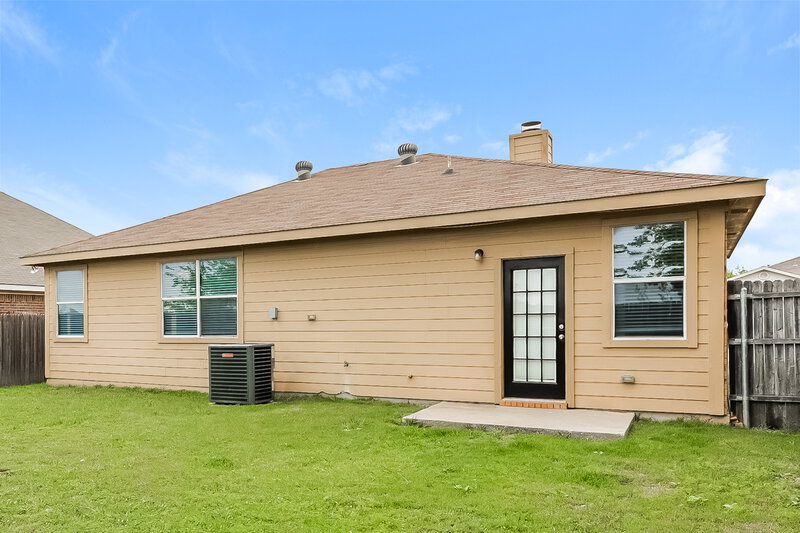 1,860/Mo, 916 Buffalo Springs Dr Fort Worth, TX 76140 Rear View
