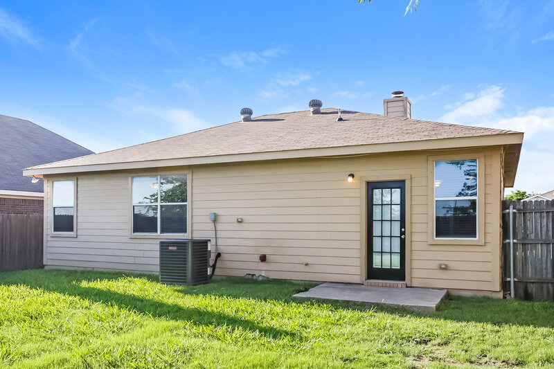 1,930/Mo, 916 Buffalo Springs Dr Fort Worth, TX 76140 Rear View